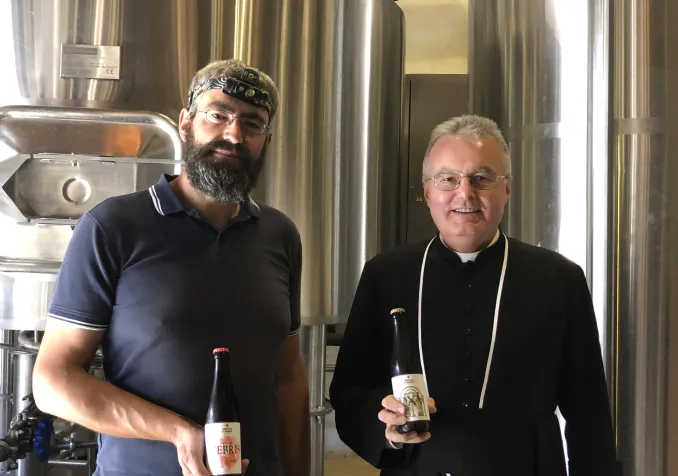 Maître-brasseur Benjamin Levaux et chanoine Olivier Roduit ©Gabrielle Desarzens/RTSreligion