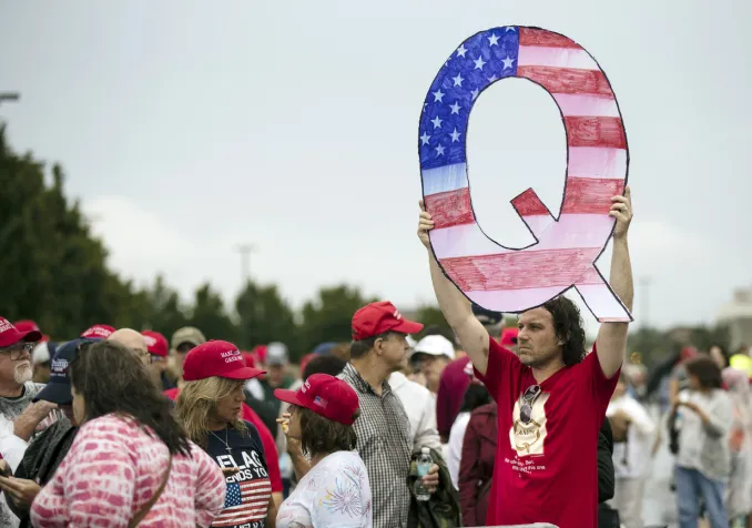 La théorie complotiste QAnon s'est largement diffusée dans les milieux évangéliques américains, notamment au sein de la campagne présidentielle. Keystone/AP