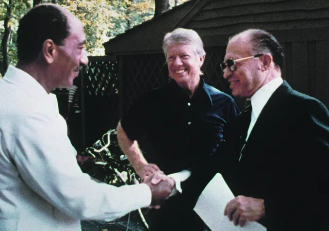 Signés en 1978 par le président égyptien Anouar el-Sadate (à g.) et le premier ministre israélien Menahem Begin (à d.), les accords de Camp David sont un exemple de paix juste. Archives gouv.USA / Wikimédias