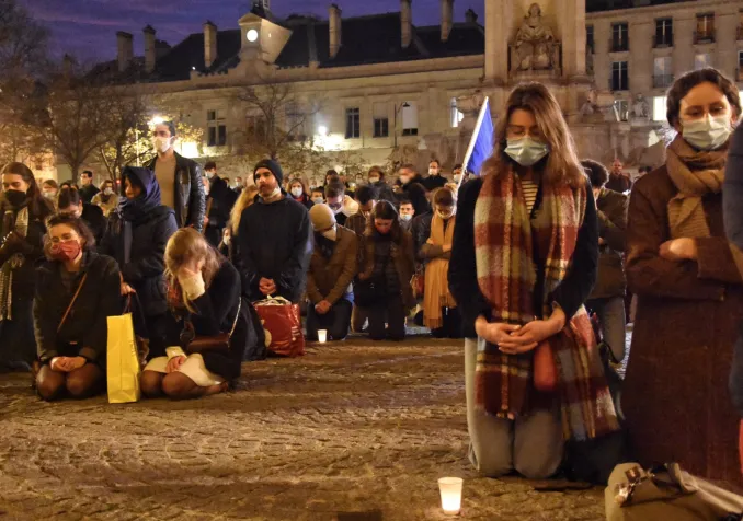 Une manifestation s'est tenue devant l'église Saint-Sulpice, à Paris, pour la réouverture des messes. Facebook