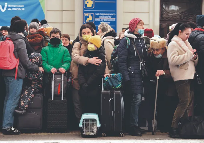 Lviv (Ukraine), le 26 février 2022. Des civils attendent le train pour fuir vers la Pologne. © Shutterstock