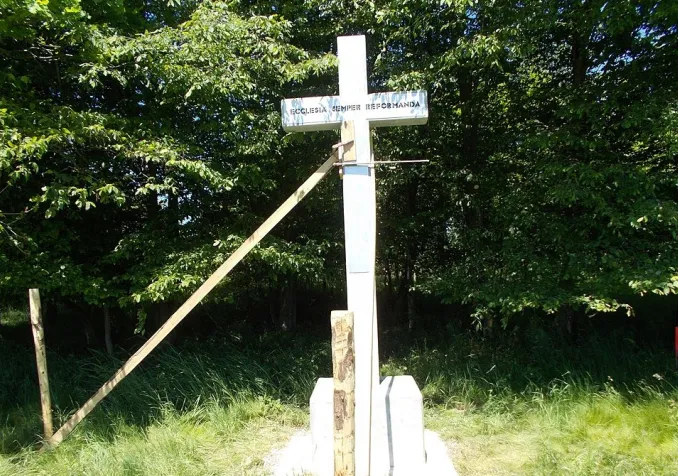 Une croix à Aalen, Baden-Württemburg (Allemagne) avec l'inscription "Ecclesia semper reformanda" ©Aalen1, CC0, via Wikimedia Commons