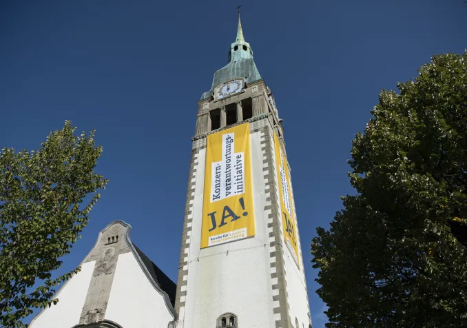 Les Eglises suisses se sont largement engagées dans la campagne en faveur de l'initiative pour des multinationales responsables. Keystone / Peter Schneider