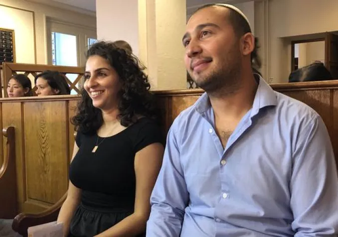 Farah Hocine et Simon Bismuth font visiter la synagogue de la Chaux-de-Fonds ©Gabrielle Desarzens/RTSreligion