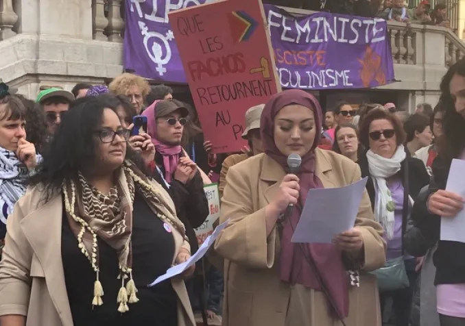 Inès El Shikh et Ela Ozturk, de l’Association « Foulards violets », le 8 mars dernier à Genève. ©Laurence Bolomey