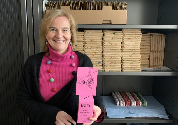 Gabrielle Pillet-Decorvet, aumônière protestante, présente l’une des tirelires de l’action. ©Myriam Bettens