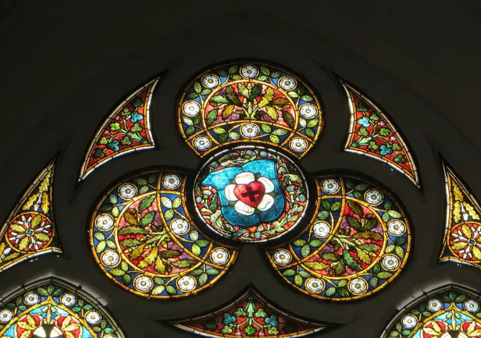Vitrail de la rose luthérienne dans l'Eglise St-Nicolas de Greifswald, Allemagne ©Concord, CC BY-SA 3.0 Wikimedia Commons