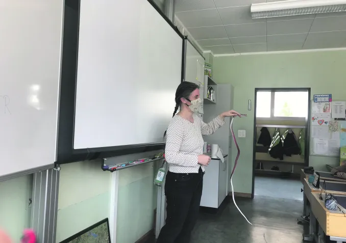 Chaque personne intervenant en ECR, comme Gwendoline Noël-Reguin, ici en train de raconter l’histoire de Théodule, suit une formation pédagogique de base de trois ans et une formation théologique assurée par son Eglise. ©Camille Andres
