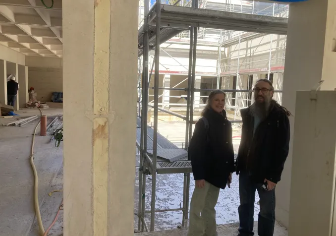 Deux paroissiens et leur nouvelle église reconstruite en taille XS.  ©Samuel Socquet