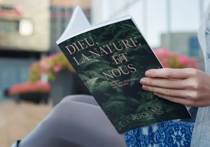 Une lectrice parcourt «Dieu, la nature et nous, Repères pour une écologie protestante» Photomontage (Eh oui, notre mook est en cours de fabrication)