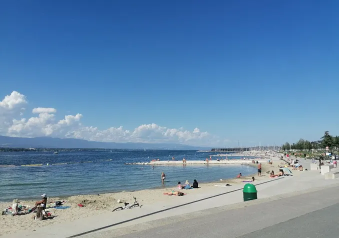 Plage des Eaux-Vives, Genève ©Marco de Freitas, CC BY-SA 4.0 Wikimedia Commons