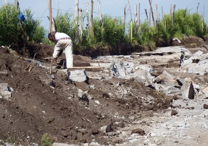Juillet 2014, des enfants et des adolescents travaillent dans une mine de la région de Harungongo, dans le sud-ouest de l'Ouganda, dénoncent Twerwaneho Listeners‘ Club partenaire local de PPP. ©TLC 