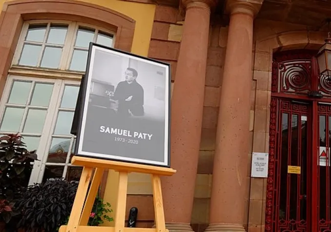 Cérémonie d'hommage au professeur Samuel Paty, le 21 octobre 2020, devant l'Hôtel de Ville de Belfort. ©Thomas Bresson, CC BY 4.0 Wikimedia Commons