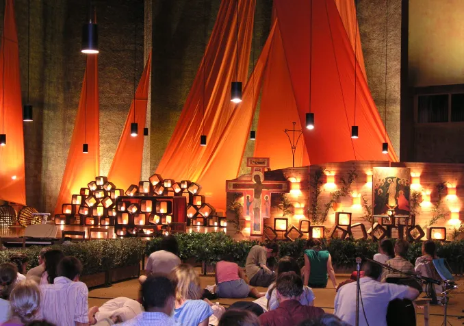 Prière dans l'église de Taizé. © CC BY-SA 3.0/Damir Jelic/ Wikimedia commons