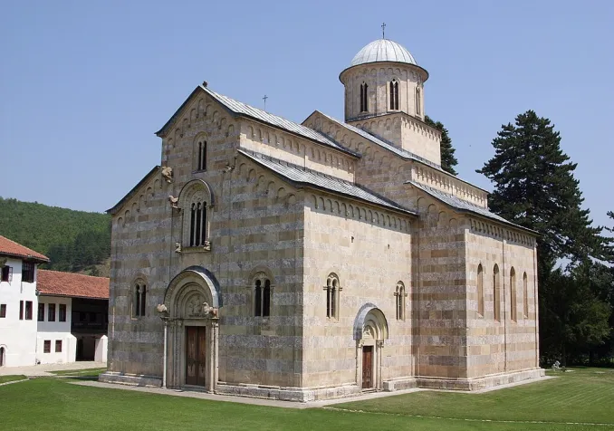Le monastère de Visoki Dečani au Kosovo ©Julian Nyča, CC BY-SA 4.0 Wikimedia Commons