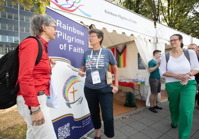 Sur le stand des Pèlerins arc-en-ciel dans la Foi/©Mike DuBose, WCC