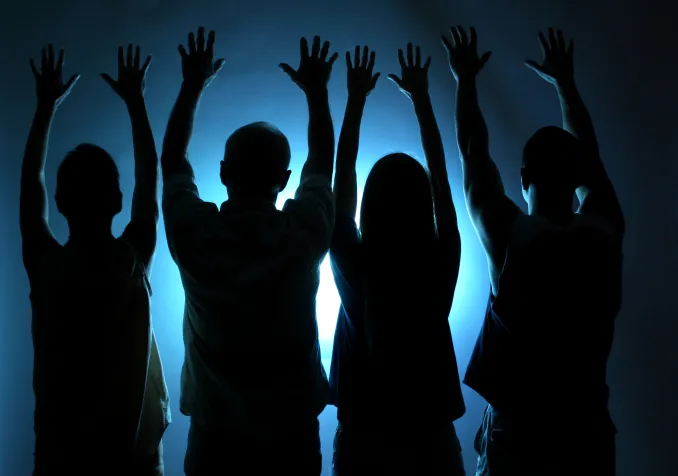 Le besoin de spiritualité, attisé par la crise sanitaire actuelle, serait-il une des causes du conspirationnisme? Dans son dernier essai, l’enseignant et chercheur en psychologie sociale à l’Université de Fribourg Pascal Wagner-Egger analyse notamment comment les complotistes se placeraient dans un genre très sérieux de «quête spirituelle».