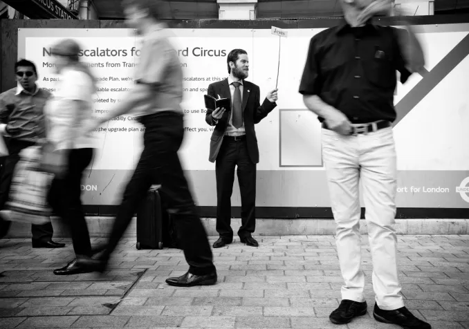 Au sein du protestantisme, la comparaison interroge: alors que les Églises évangéliques continuent leur croissance, les Églises réformées ne cessent de se vider. Comment faire pour retenir les croyants qui restent et en chercher de nouveaux? Et est-il encore possible d’évangéliser sans être taxé de prosélytisme? 