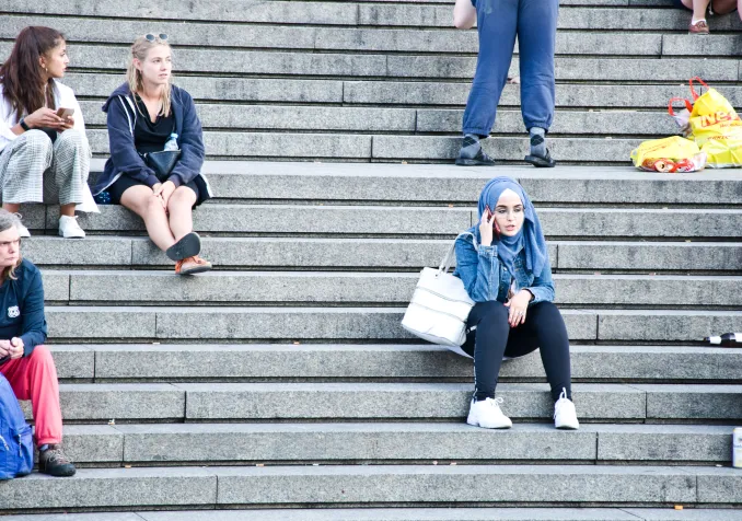 Jeune femme voilée sur les marches de la cathédrale Saint-PIerre à Cologne. IStock