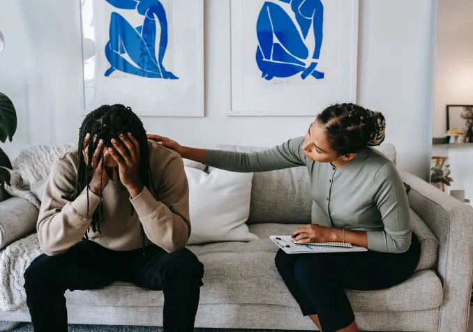 Parfois, un jeune n’ose prendre l’initiative d’entrer en contact, hésite par politesse ou pudeur à partager des difficultés.