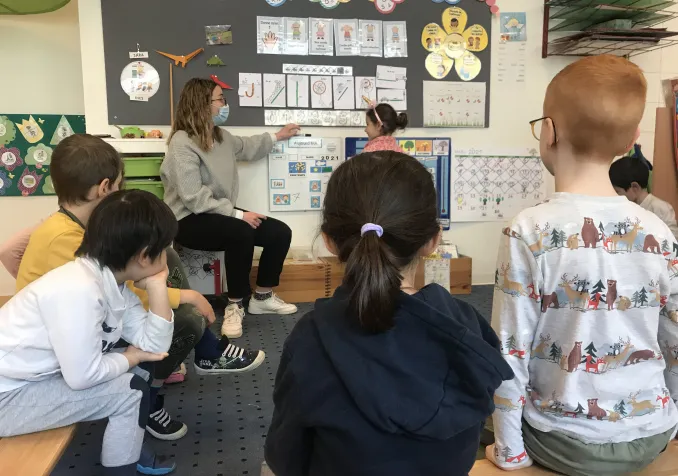 8h25. Après l’accueil, les élèves démarrent la journée autour du calendrier, où ils placent les fêtes civiles, populaires et religieuses. ©Camille Andres