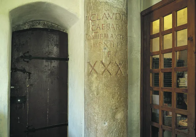 Une inscription latine sur une colonne du temple de Saint-Saphorin (VD) en Lavaux. ©Jean-Bernard Sieber