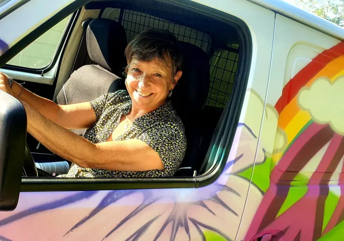 Catherine Novet au volant de son bus (DR)
