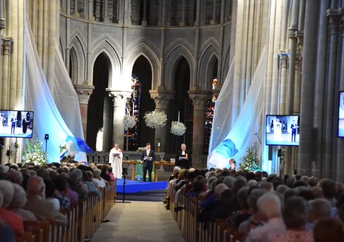 Le culte synodal de consécration et d’agrégation Le culte synodal de consécration et d’agrégation, présidé par une diacre, un animateur d’Église et un pasteur. © OIC EERV – Gérard Jaton
