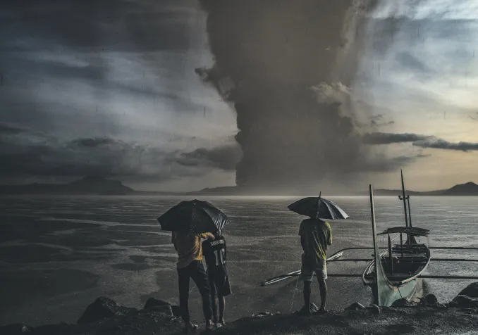 Des habitants observent l’éruption du volcan Taal depuis Talisay, province de Batangas, Philippines, 12 janvier 2020.  ©Ezra Acayan. Avec l’aimable autorisation de l’artiste et de Getty Images. Exposition Human.Kind. au Musée international de la Croix-Rouge et du Croissant-Rouge, Genève.