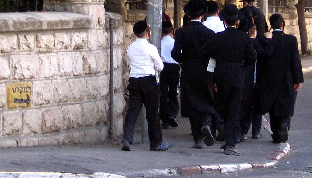Les jeunes juifs ultra-orthodoxes prennent la clé des champs Les jeunes juifs ultra-orthodoxes prennent la clé des champs / ©RonAlmog, (Flickr page), CC BY 2.0, Wikimedia Commons