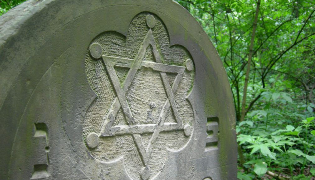 Une étoile de David sur une pierre tombale dans le cimetière juif de Częstochowa, Pologne. Une étoile de David sur une pierre tombale dans le cimetière juif de Częstochowa, Pologne. / ©Jacques Lahitte, CC BY 3.0, Wikimedia Commons