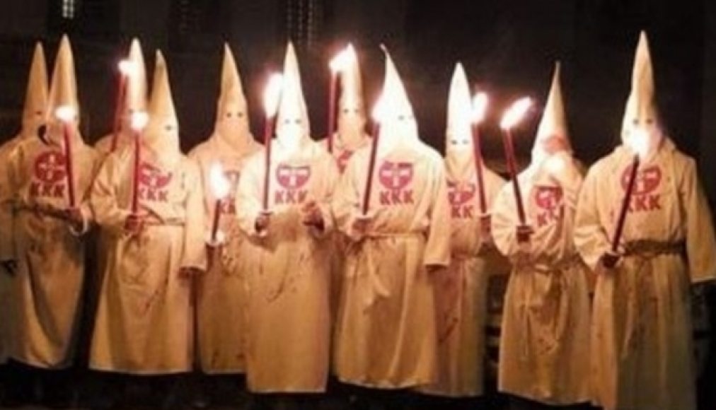Costumes du KKK au carnaval de Schwyz Costumes du KKK au carnaval de Schwyz / Capture d'écran Twitter publiée dans la Tribune de Genève