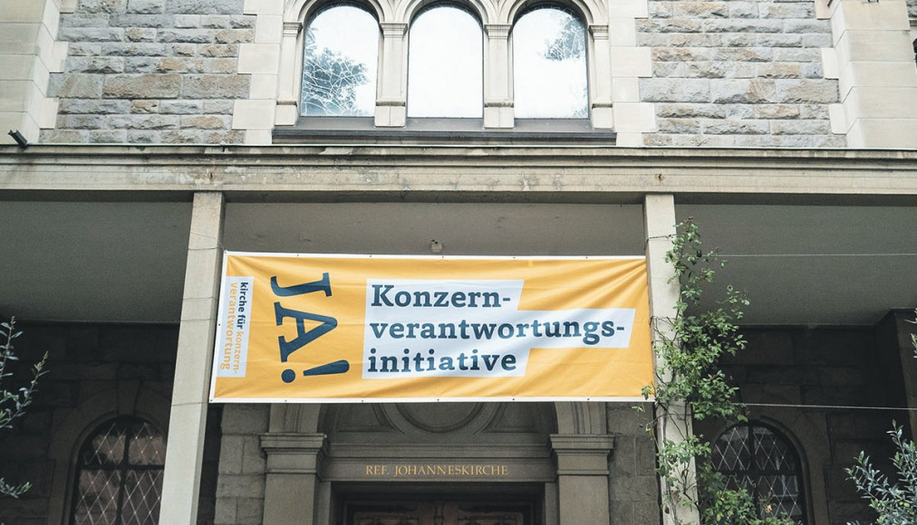 En 2020, des banderoles en faveur de l’initiative « pour des multinationales responsables » avaient été accrochées sur des temples et des églises. Les autorités ecclésiales devraient appeler cette fois à davantage de modération. En 2020, des banderoles en faveur de l’initiative « pour des multinationales responsables » avaient été accrochées sur des temples et des églises. Les autorités ecclésiales devraient appeler cette fois à davantage de modération. / © Vera Rüttimann