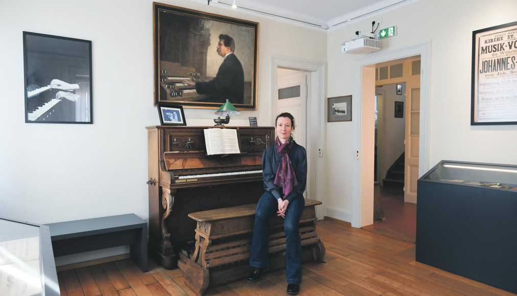 Au piano du théologien et musicien, la directrice de la Maison Albert Schweitzer contribue à transmettre son héritage. / © Elise Dottrens