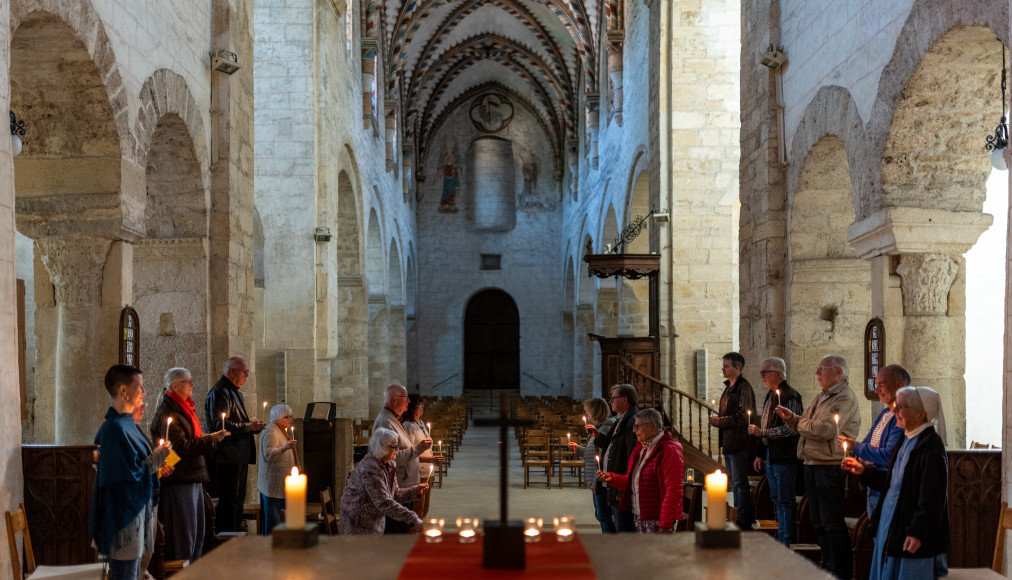 De nos jours, les ofces de la FPO se tiennent trois fois par jour du mardi au samedi dans le chœur de l’abbatiale et on y invite toujours les visiteurs de passage. De nos jours, les ofces de la FPO se tiennent trois fois par jour du mardi au samedi dans le chœur de l’abbatiale et on y invite toujours les visiteurs de passage. / © M. Gaudard