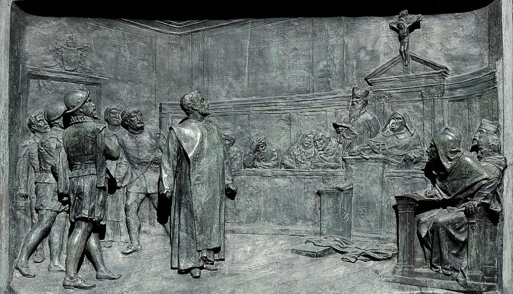 Le procès de Giordano Bruno devant le Saint-Office. Bas-relief en bronze d'Ettore Ferrari (1845-1929), Campo de' Fiori, Rome. Le procès de Giordano Bruno devant le Saint-Office. Bas-relief en bronze d'Ettore Ferrari (1845-1929), Campo de' Fiori, Rome. / ©Domaine public/Wikimedia Commons