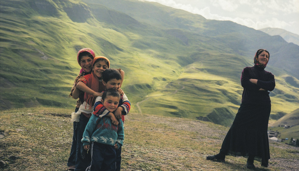 Mariyam, Hamida, Samir et Izzet jouent près de leur mère, Vulalya, dans les collines entourant le village. De la série Khinaliq Village, 2008. Mariyam, Hamida, Samir et Izzet jouent près de leur mère, Vulalya, dans les collines entourant le village. De la série Khinaliq Village, 2008. / ©Rena Effendi / Exposition Human.Kind. au Musée international de la Croix-Rouge et du Croissant-Rouge, Genève.
