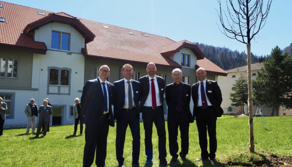 Rencontre entre représentants de la Conférence mennonite suisse et du Conseil d’État. De gauche à droite: Jürg Bräker, secrétaire général CMS; Christoph Neuhaus, président du Conseil d’État de Berne; Lukas Amstutz, co-président CMS; Martin Koelbing, délégué pour les affaires d’Église; Christian Sollberger, co-président CMS Rencontre entre représentants de la Conférence mennonite suisse et du Conseil d’État. De gauche à droite: Jürg Bräker, secrétaire général CMS; Christoph Neuhaus, président du Conseil d’État de Berne; Lukas Amstutz, co-président CMS; Martin Koelbing, délégué pour les affaires d’Église; Christian Sollberger, co-président CMS / ©Raphaël Burkhalter / EEMT