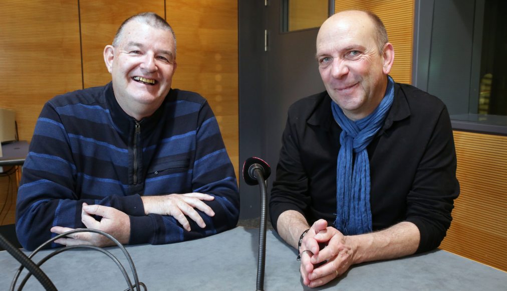 Dominique Voinçon (à g.) et Cyril Dépraz se retrouvent au studio pour les 20 ans de Hautes fréquences Dominique Voinçon (à g.) et Cyril Dépraz se retrouvent au studio pour les 20 ans de Hautes fréquences / © Bernard Hallet - Cath.ch