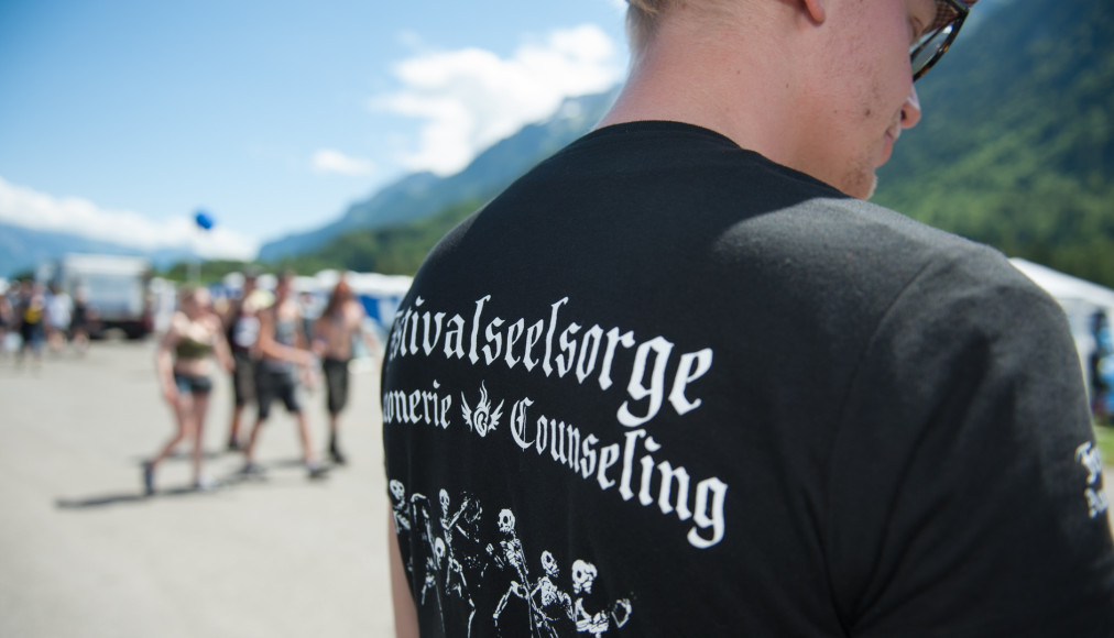 Un membre de l'équipe de l'aumônerie réformée, en tenue, sur le site du Greenfield Festival à Interlaken. © DR Un membre de l'équipe de l'aumônerie réformée, en tenue, sur le site du Greenfield Festival à Interlaken. © DR / Un membre de l'équipe de l'aumônerie réformée, en tenue, sur le site du Greenfield Festival à Interlaken. © DR
