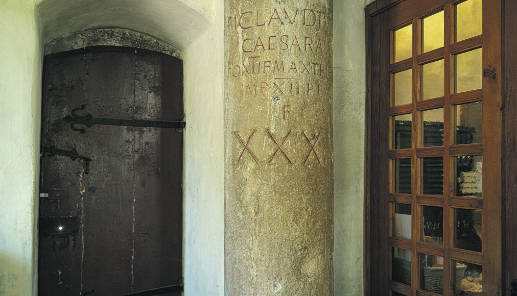 Une inscription latine sur une colonne du temple de Saint-Saphorin (VD) en Lavaux. Une inscription latine sur une colonne du temple de Saint-Saphorin (VD) en Lavaux. / ©Jean-Bernard Sieber