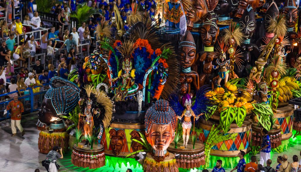 Le char d'une école de samba au défilé du carnaval de Rio en 2015. Le char d'une école de samba au défilé du carnaval de Rio en 2015. / @iStock/miralex