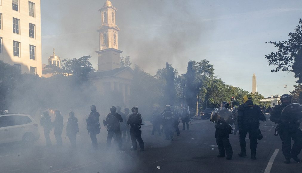 Pour que Donald Trump puisse poser devant l'église St John à Washington, lundi 1er juin, les forces de l’ordre ont usé de gaz lacrymogènes pour évacuer des centaines de manifestants pacifiques du parc de Lafayette Square, en face de l'église. Pour que Donald Trump puisse poser devant l'église St John à Washington, lundi 1er juin, les forces de l’ordre ont usé de gaz lacrymogènes pour évacuer des centaines de manifestants pacifiques du parc de Lafayette Square, en face de l'église. / RNS / AP