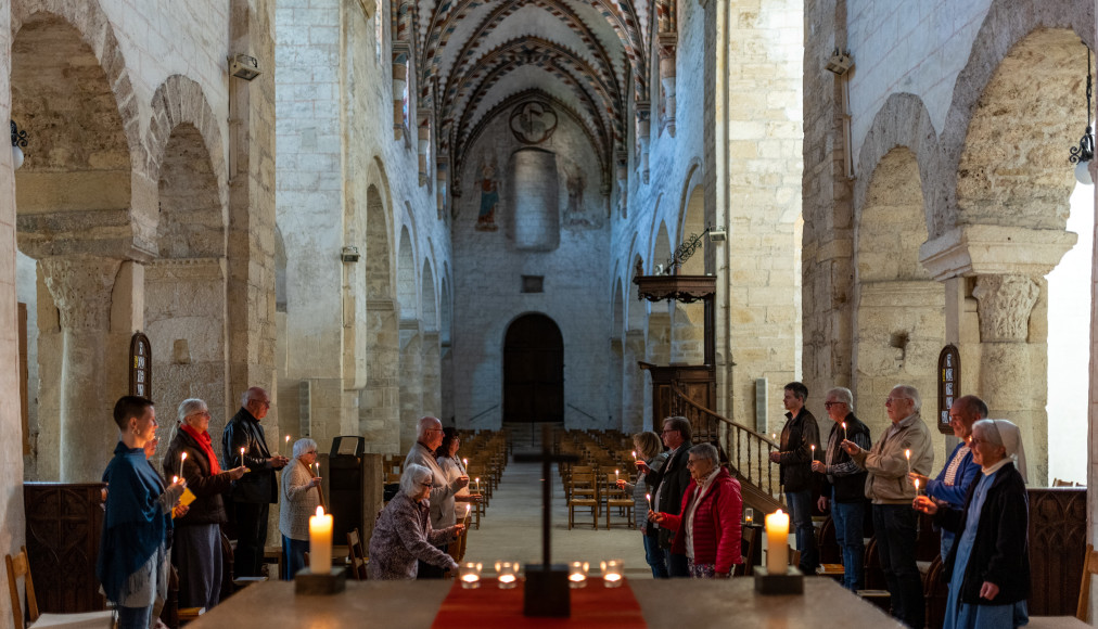 Les offices de la FPO se tiennent trois fois par jour du mardi au samedi dans le chœur de l’abbatiale et on y invite toujours les visiteurs de passage. © M. Gaudard Les offices de la FPO se tiennent trois fois par jour du mardi au samedi dans le chœur de l’abbatiale et on y invite toujours les visiteurs de passage. © M. Gaudard