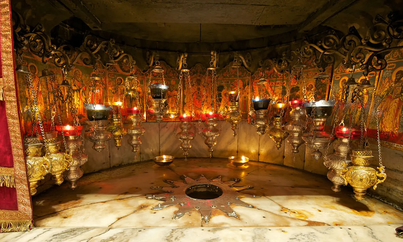 La grotte de la Nativité à Bethléem ©Dirk D., CC BY-SA 3.0 Wikimedia Commons