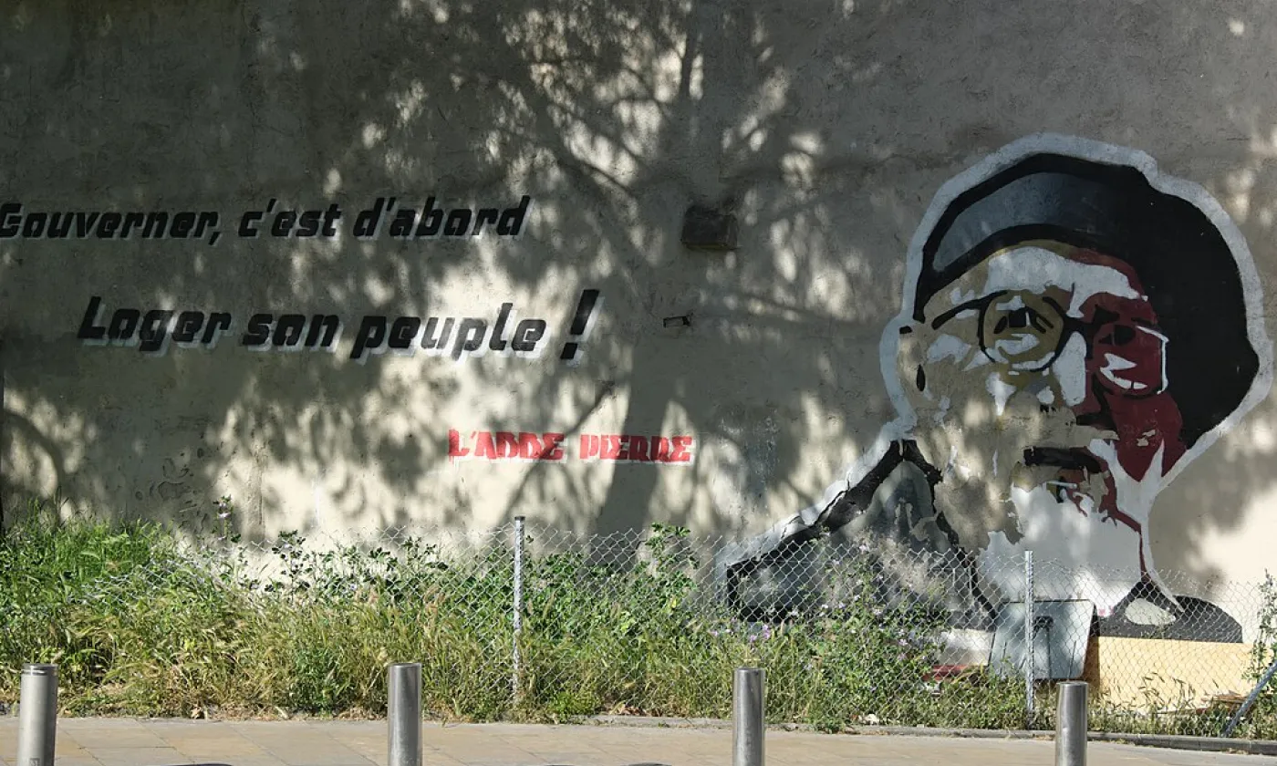 Graffiti de l'abbé Pierre à Montpellier ©GFreihalter, CC BY-SA 4.0 Wikimedia Commons