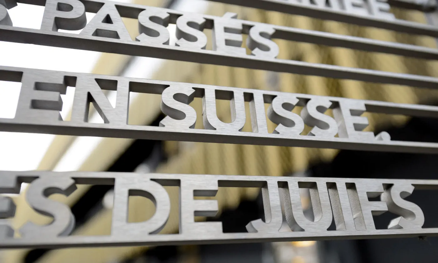 Plaque commémorative rappelant l'existence du camp de triage des Cropettes à Genève. 2526 personnes y ont transité pendant la Seconde Guerre mondiale. © Keystone / Marco Trezzini  Shoah Suisse Holocauste Genève