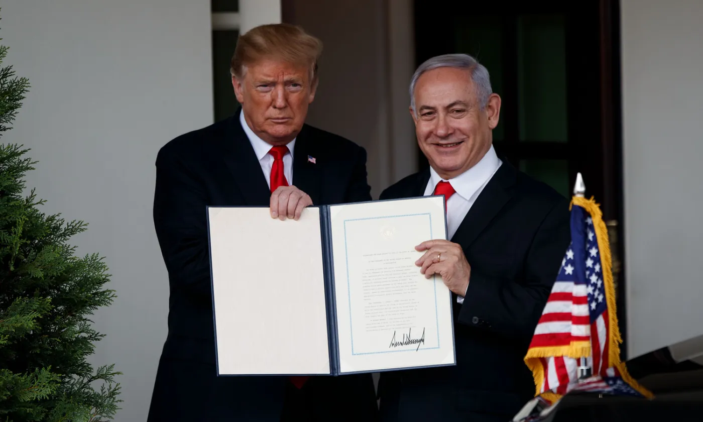 Le Premier ministre israélien Benjamin Netanyahou (à droite) et Donald Trump présentent le document par lequel les États-Unis reconnaissent la souveraineté israélienne sur le Golan ©Keystone/Photoshot/Ting Shen