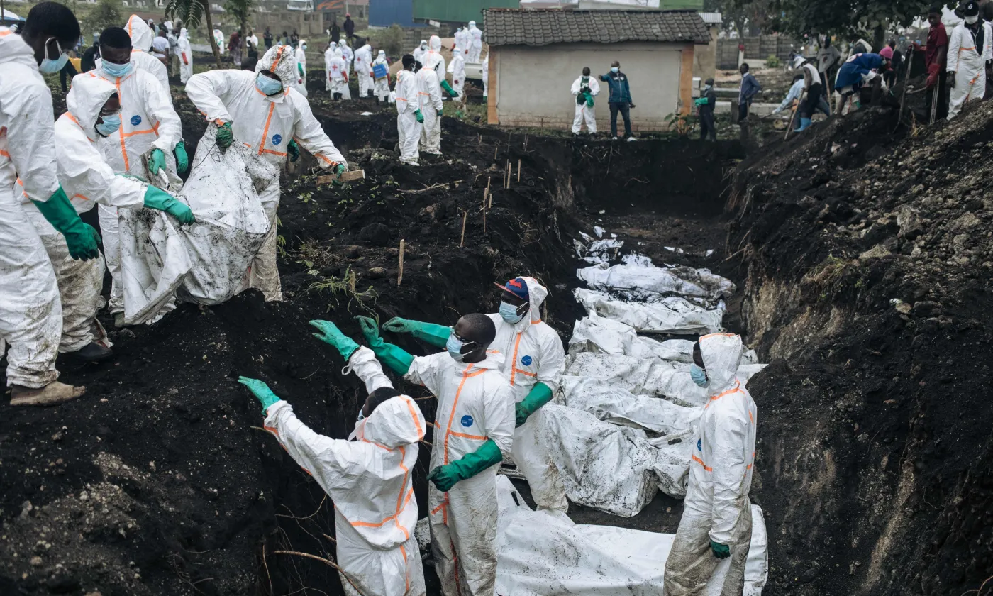 Des membres de la Croix-Rouge congolaise et de la Protection civile enterrent des dizaines de victimes des affrontements, le 4 février 2025, lors de la prise de Goma par le groupe armé M23.  Keystone