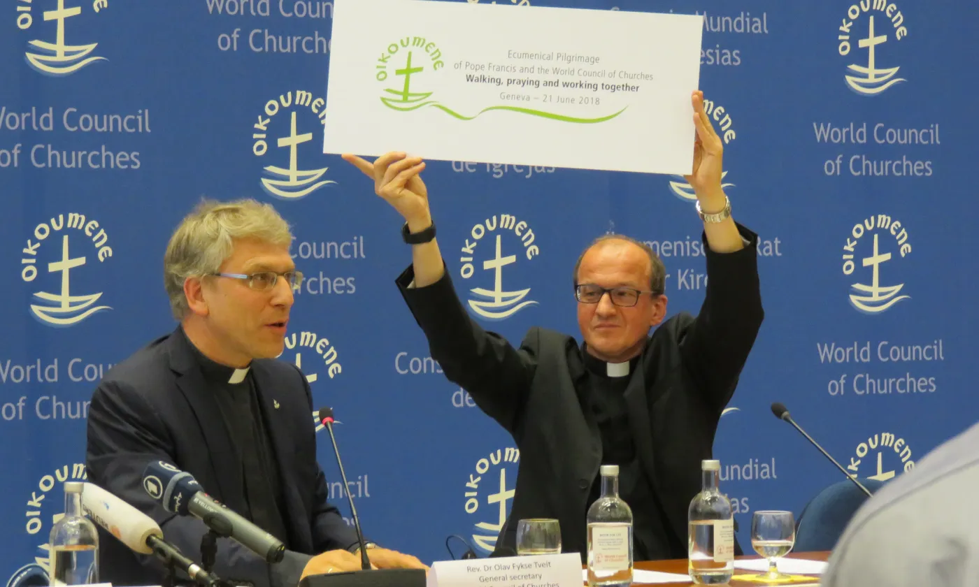 Andrzej Choromanski (à droite) et Olav Fykse Tveit présentent l’identité visuelle du pèlerinage œcuménique du pape François et du Conseil œcuménique des Églises du 21 juin 2018 à Genève. Andrzej Choromanski (à droite) et Olav Fykse Tveit présentent l’identité visuelle du pèlerinage œcuménique du pape François et du Conseil œcuménique des Églises du 21 juin 2018 à Genève.